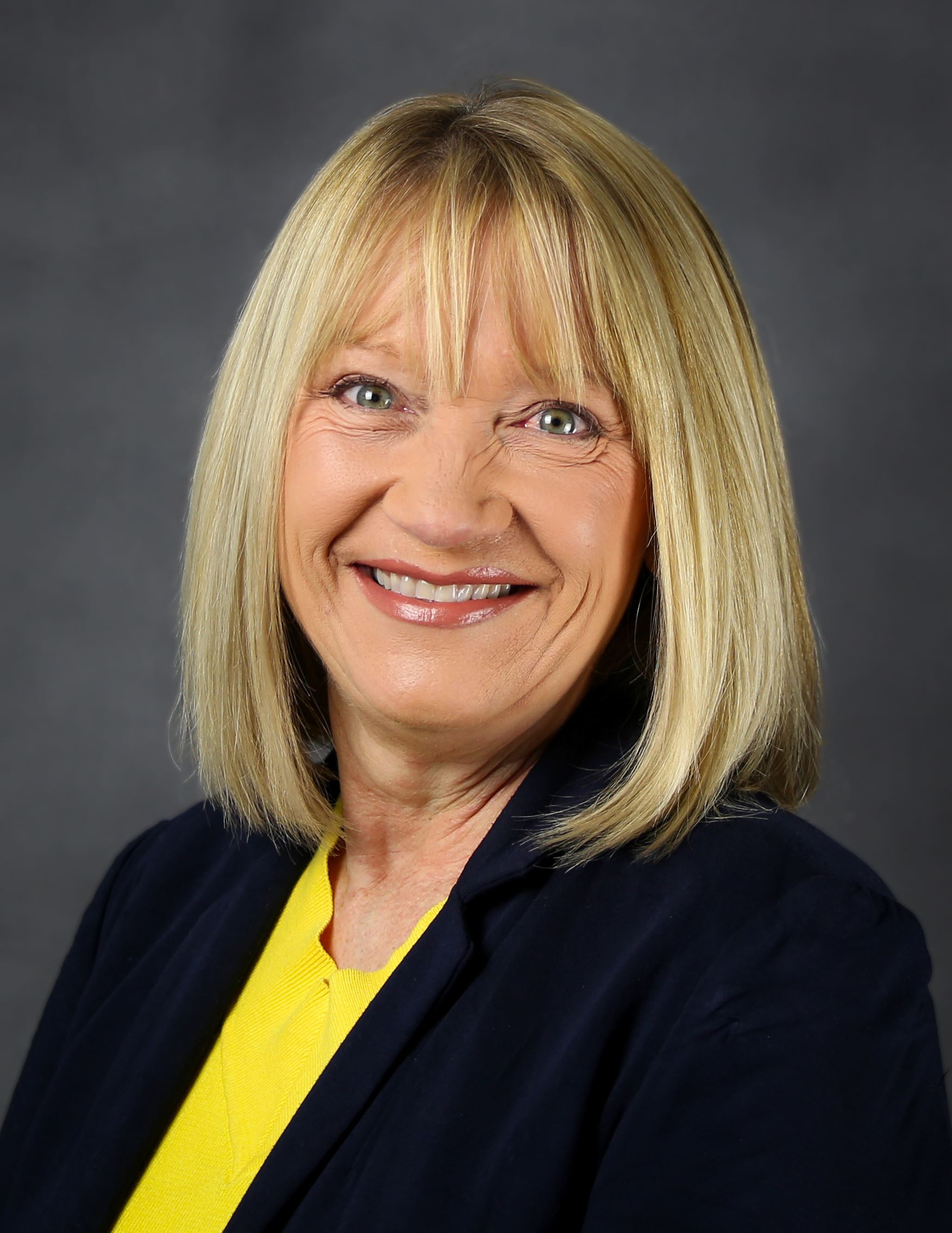 headshot of council member Lori Lyon